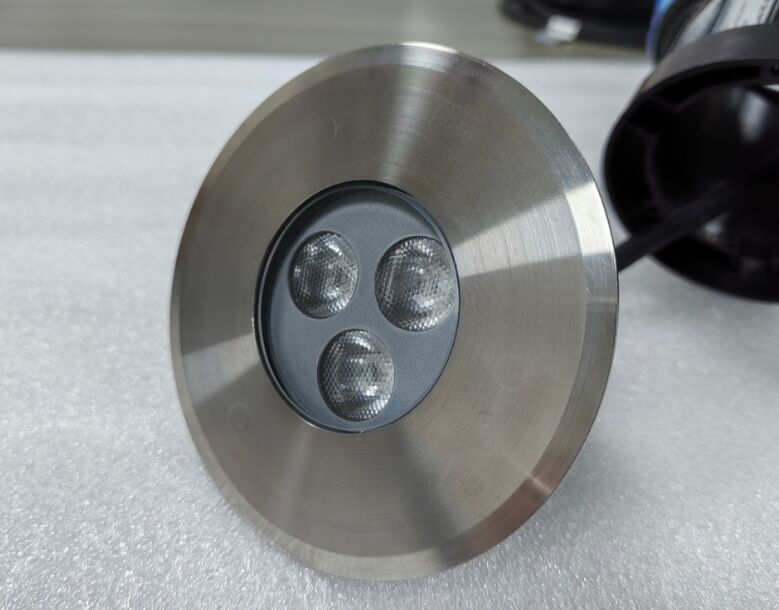 20°C에서 45°C의 온도 범위와 수영장 조명을 위해 설계된 100lmw의 빛 효율을 제공하는 LED 수영장 조명